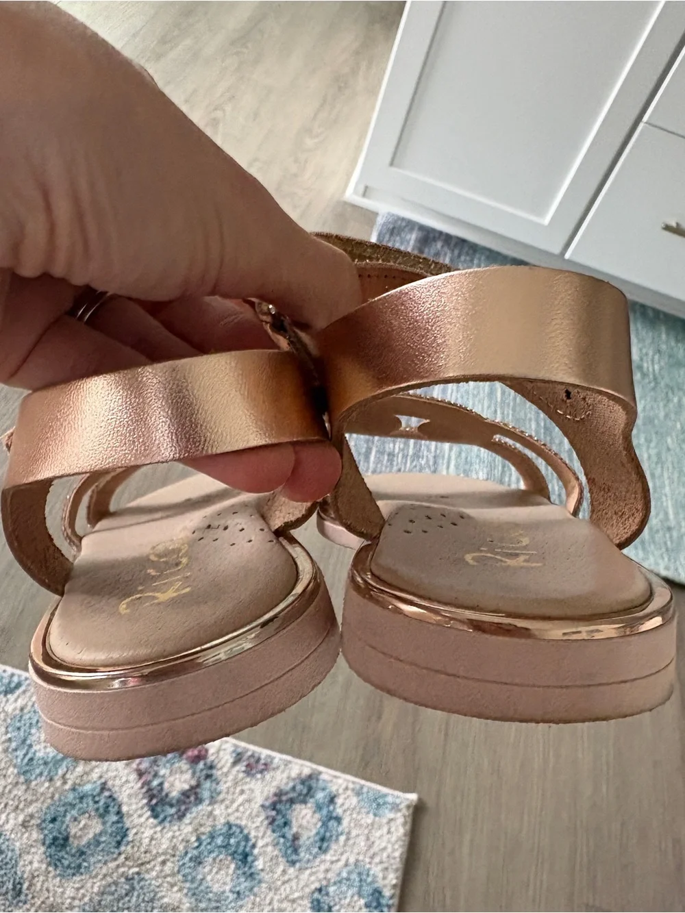Ricco Girl’s rose gold leather rhinestone Velcro sandals size 1.5/2